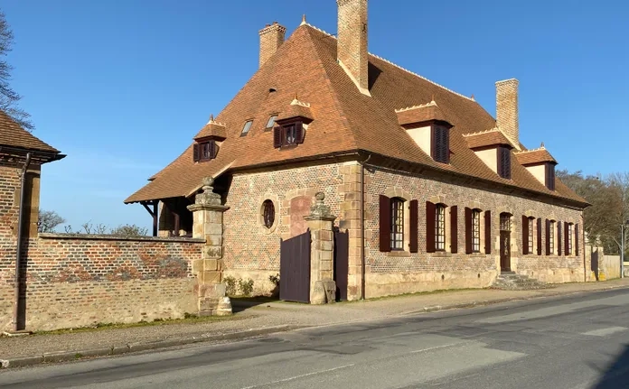 La Grosse Maison à Chevagnes (03), près d'Yzeure, ciel bleu