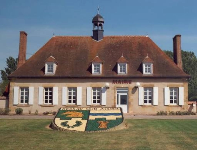 Mairie de Bessay-sur-Allier (03) avec blason fleuri devant